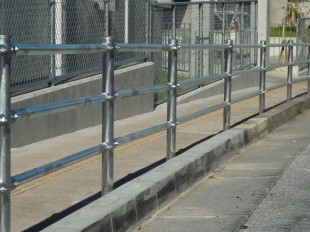 平成24年度天久15・18号線横断防止柵設置工事